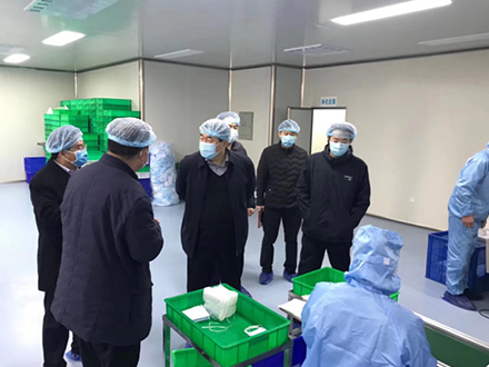 2月9日，高新區(qū)領(lǐng)導(dǎo)現(xiàn)場(chǎng)指導(dǎo)防疫物資生產(chǎn)及原材料短缺問(wèn)題