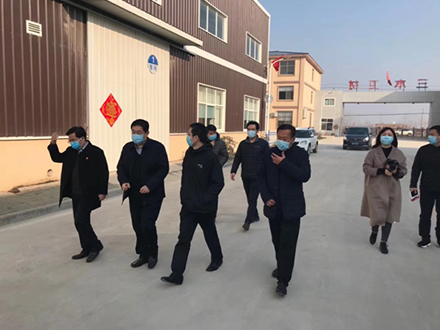 高新區(qū)黨工委書記郭保存、黨組成員楊紹青、馬嶺崗鎮(zhèn)書記李洋來(lái)公司監(jiān)督防疫物資生產(chǎn)